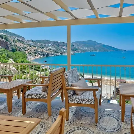 Pier House Hotel *