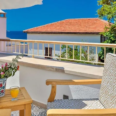 Pier House Hotel *